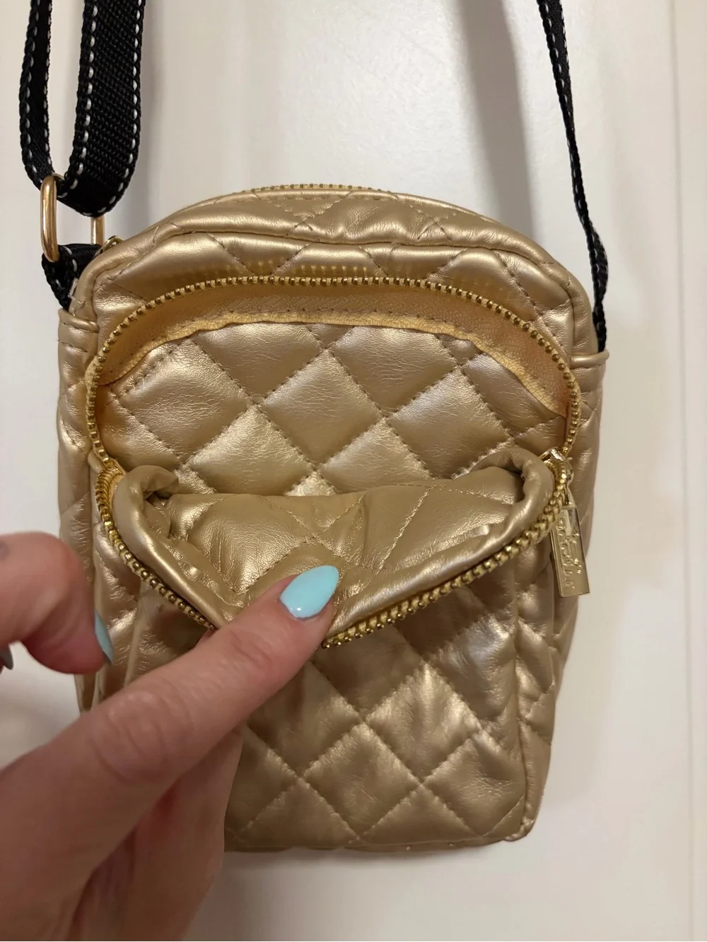NWOT⚜️🐶SCOUT Quilted Metallic Gold Mini Crossbody Pouch Concert Bag ⚜️🐾